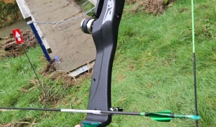 Carbon vs. Aluminum: which bow riser should you choose? | Uukha